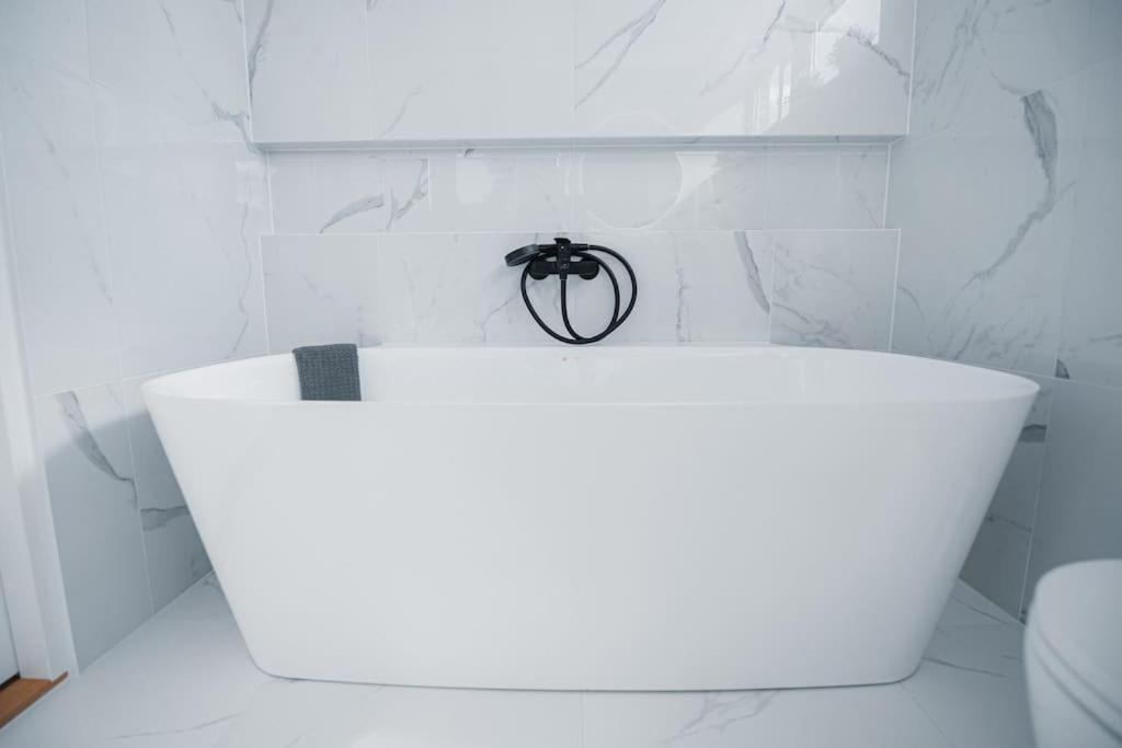 New Luxury 3Br Apartment In Old Town, Free Parking Хаапсалу Экстерьер фото